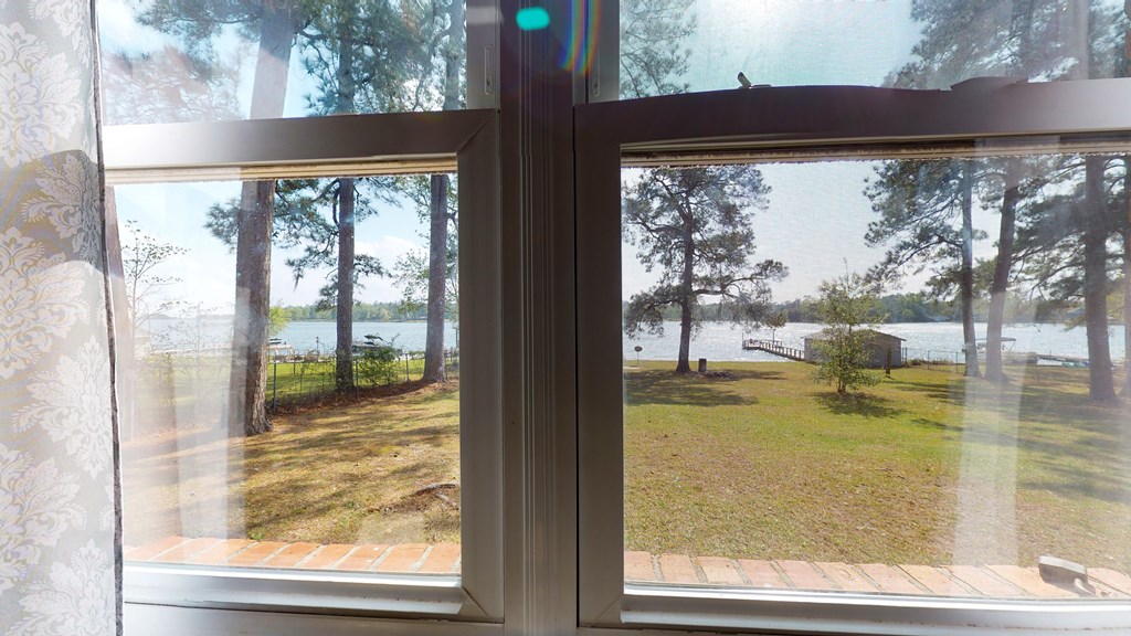 Master Bedroom Windows To The Lake